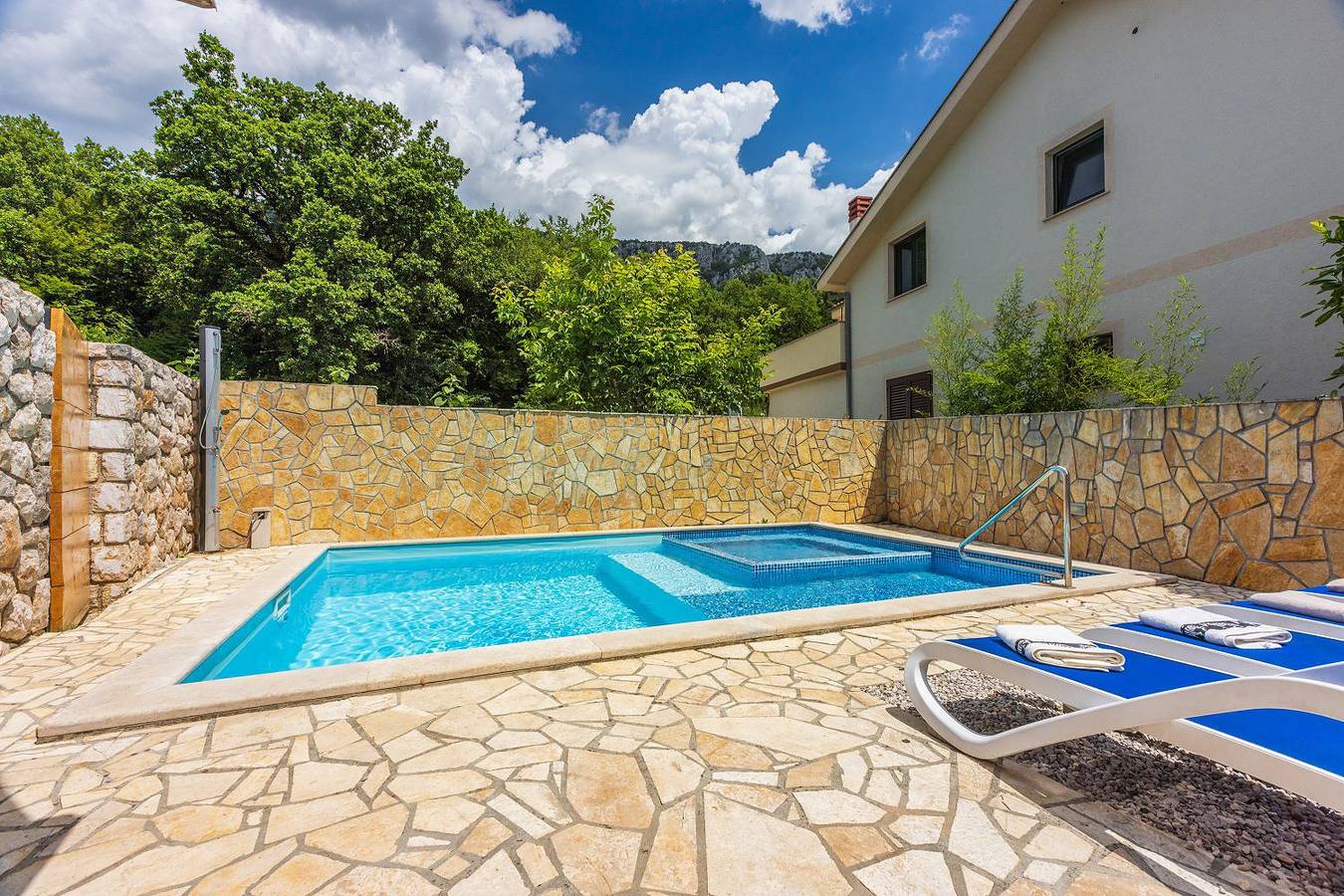 Ganze Wohnung, Ruhiges Apartment mit Holzkohlegrill, Pool mit Whirlpoolfunktion, Waschmaschine, Trockner in Grizane, Primorje-Gorski Kotar