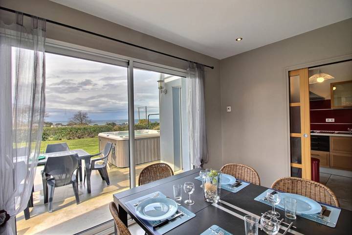 Gîte pour 11 personnes, avec Jacuzzi et Terrasse ainsi que Jardin et Vue à Plurien
