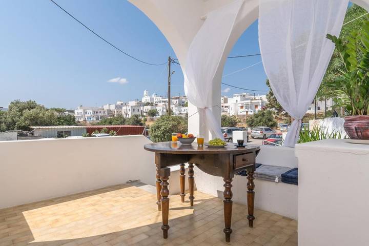 Gîte pour 2 personnes, avec vue ainsi que terrasse et jardin dans Adamas - 4