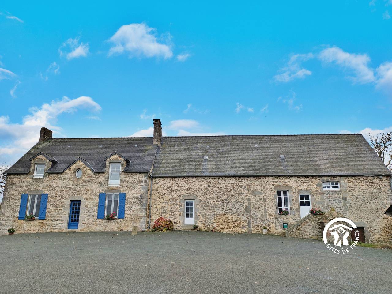 Gîte spacieux en pleine nature avec étang de pêche in Saint-Aubin-du-Désert, Mayenne