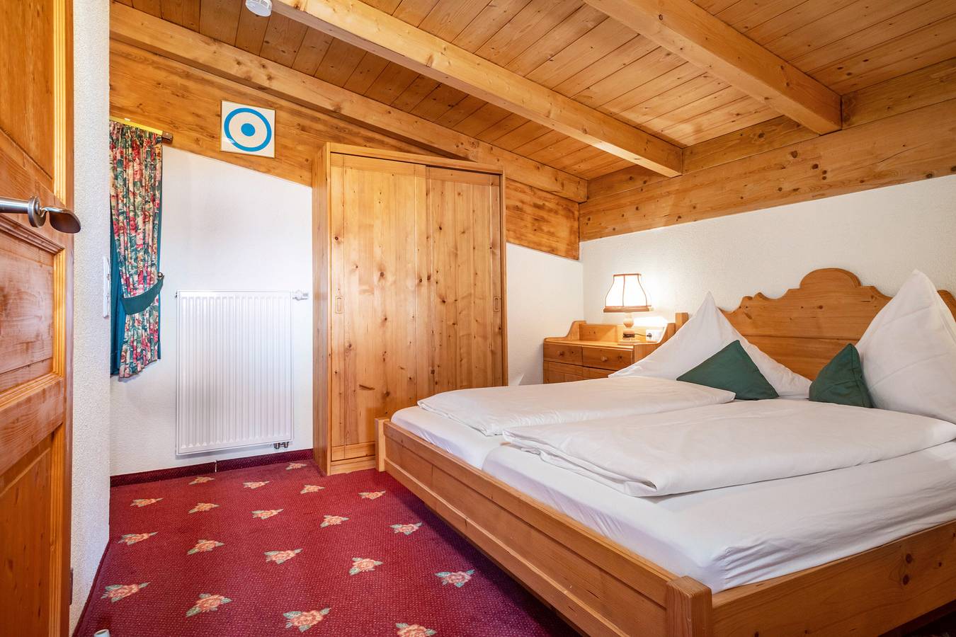Zimmer 'Rosenzimmer 2' mit Bergblick, gemeinsamem Garten und Wi-Fi in Friedrichshafen, Bodenseekreis