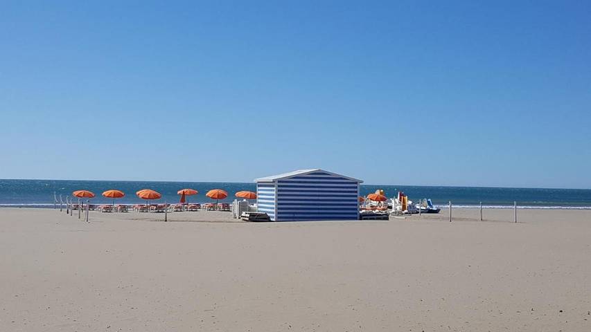Camping pour 6 personnes, avec Jacuzzi et Terrasse ainsi que Jardin et Bassin pour enfant à Narbonne - 2