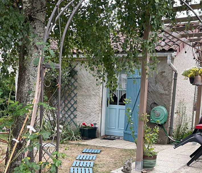 Gîte pour 2 personnes, avec vue et jardin, animaux acceptés à Saint-Priest-Bramefant