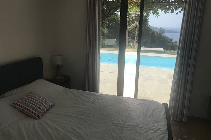 Single-storey villa, sea view, swimming pool, 5' from beaches, peaceful setting. in Coti-Chiavari, Ajaccio und Umgebung