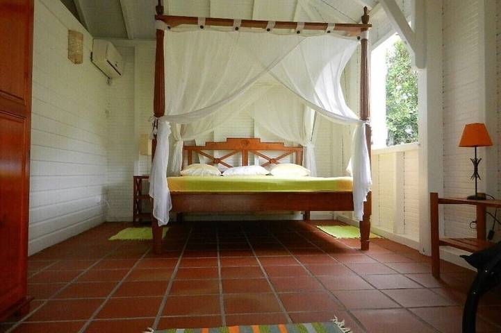 Charmanter Bungalow, 200m vom Strand, ruhig, umgeben von Grün in Guadeloupe