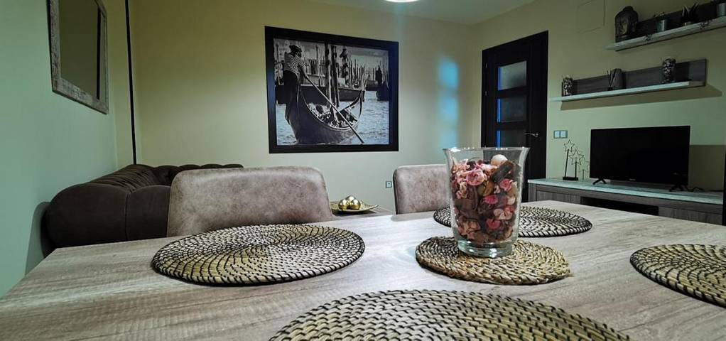 Apartamento para 4 personas, con vistas además de terraza y piscina en Arenas de San Pedro