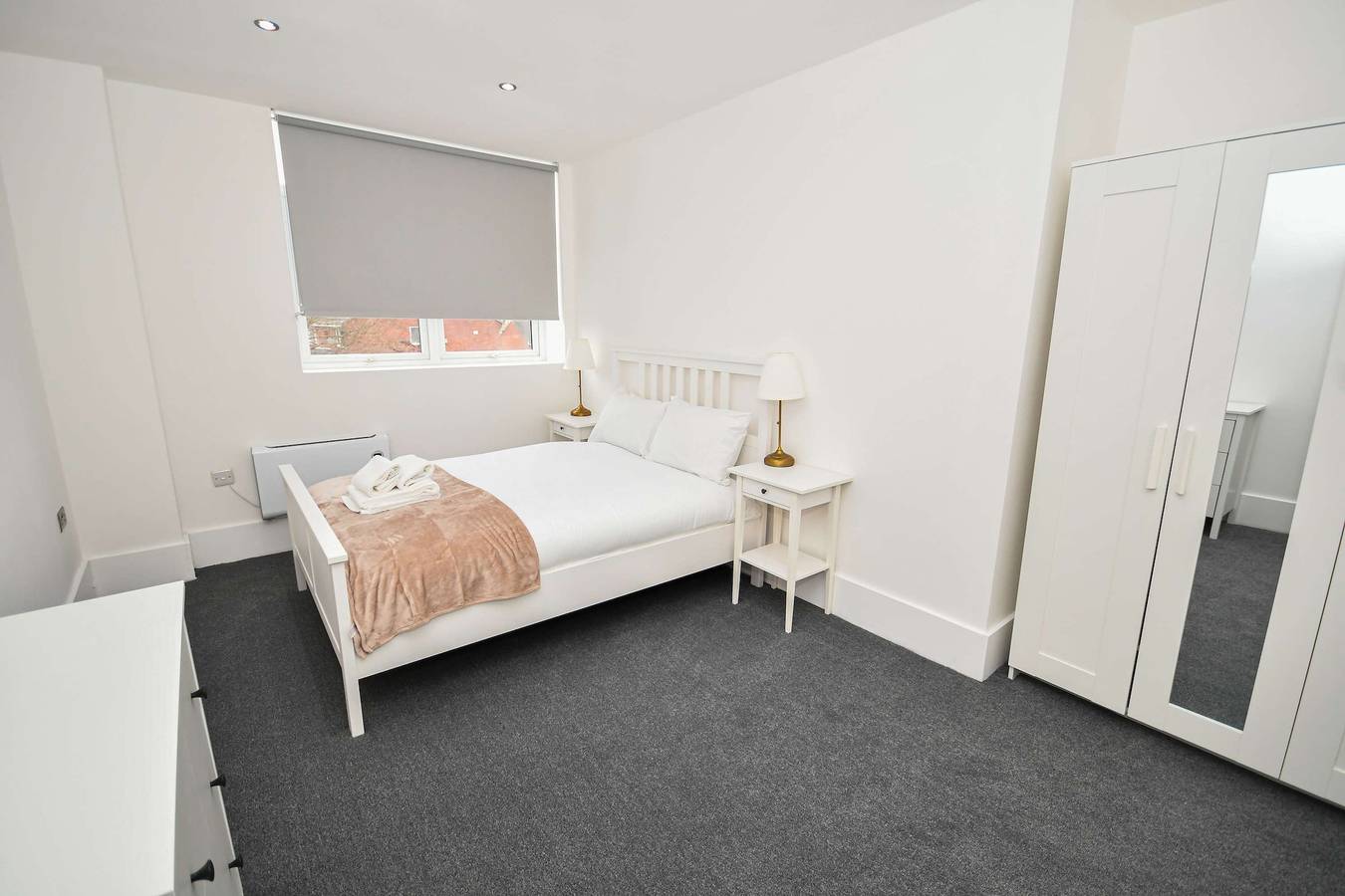 Entire apartment, Modern 1 Bedroom Apartment in Morley with Parking in Leeds, West Yorkshire