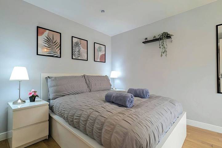 Spacious 5Br home on Marmaduke Street with 2 bathrooms, full kitchen, bright dining area, and private garden. Free on-site parking. Close to city centre, Anfield Stadium, and major attractions—ideal for families, groups, or business stays. in Liverpool, Merseyside