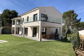 Location de vacances pour 10 personnes, avec jardin et balcon à Éguilles