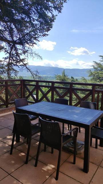 Gîte pour 5 personnes, avec jardin ainsi que piscine et vue, adapté aux familles à Enveitg
