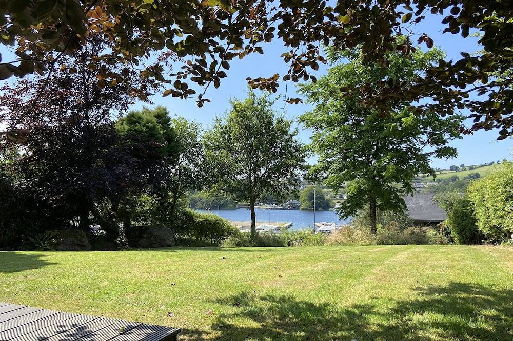 Beeindruckendes, modernes Ferienhaus in einem Dorf am See in Nenagh, Lough Derg