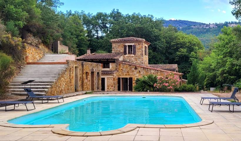 Gîte pour 6 personnes, avec terrasse ainsi que piscine et jardin à Alet-les-Bains