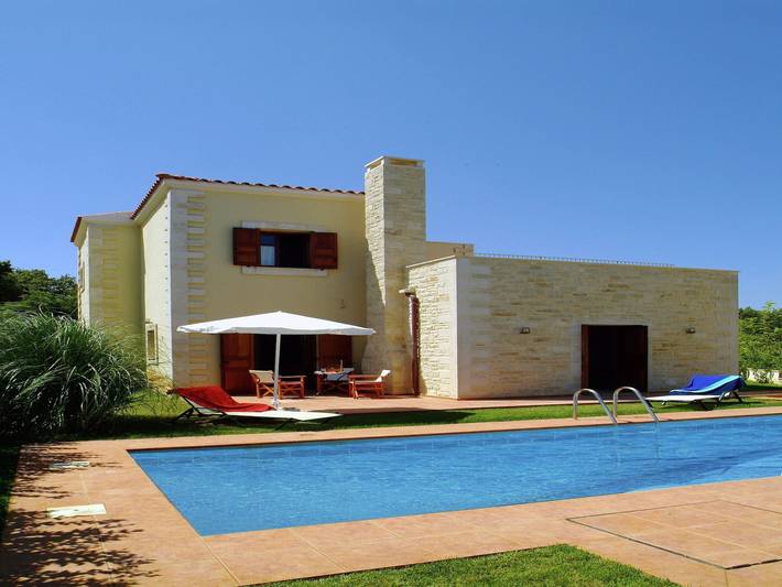 Ferienhaus für 6 Personen, mit Terrasse und Pool sowie Garten