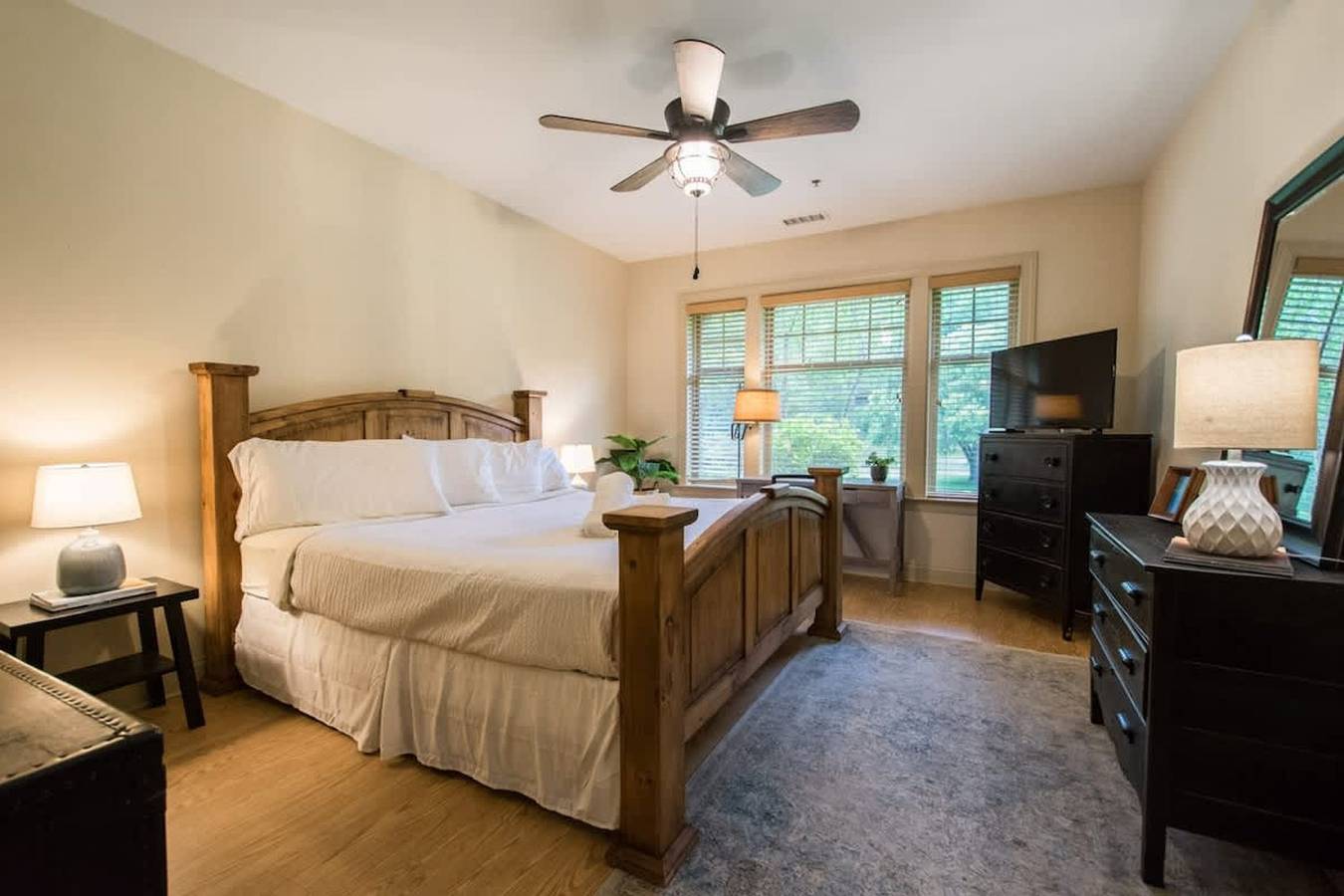 Ganze Wohnung, Scenic 2Br Condo w Porch Pool Near Slope Trails in Blue Ridge Parkway, Maggie Valley