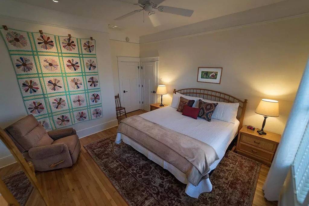 Deluxe Downtown Bungalow - fenced in yard, pet friendly. in Brevard, Transylvania County