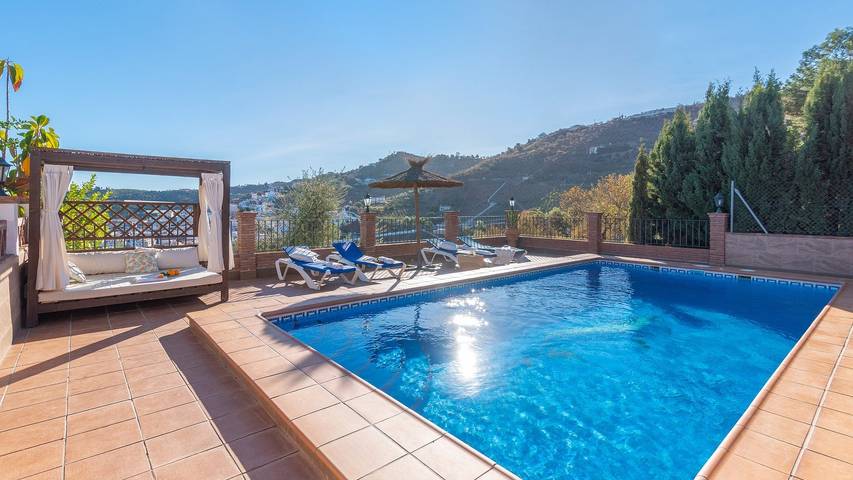 Casa rural para 7 personas, con balcón/terraza y piscina en Iznate