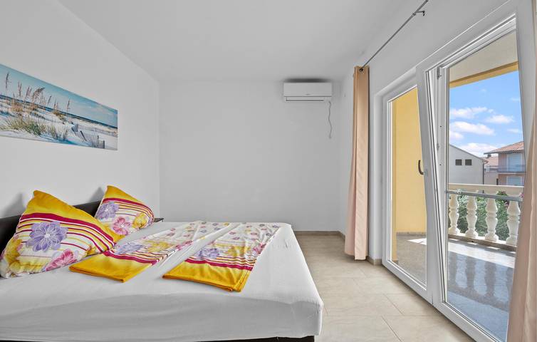 Ganze Ferienwohnung, Gemütliche Ferienwohnung mit Terrasse, WLAN und Parkplatz, 1 km vom Strand entfernt in Vodice, Šibenik-Knin