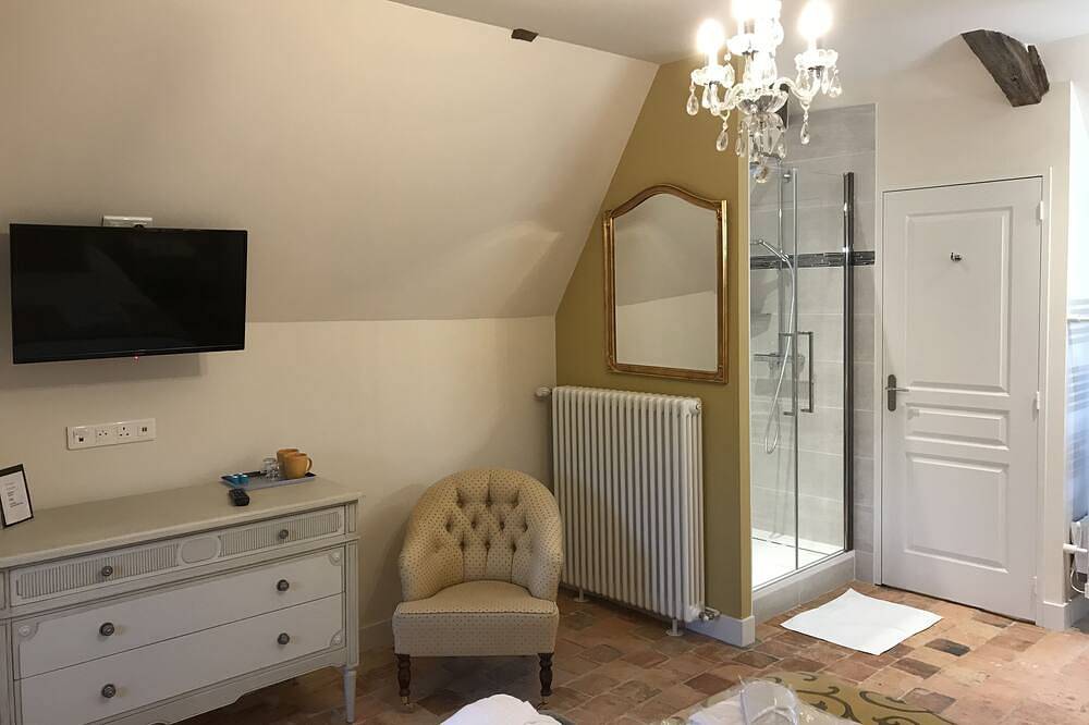 Room 8 king size double room with ensuite in Jarzé, Angers region
