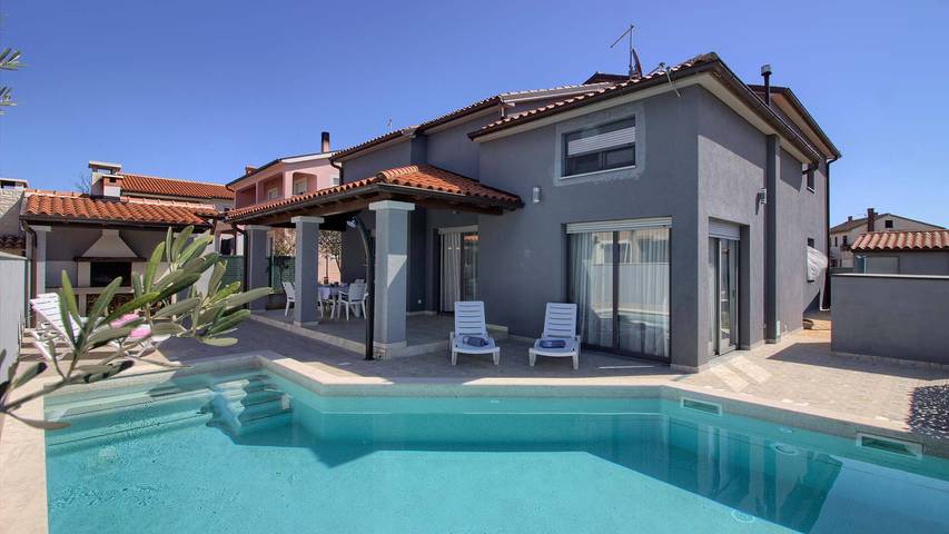 Villa für 7 Personen, mit Terrasse und Garten sowie Pool in Pula