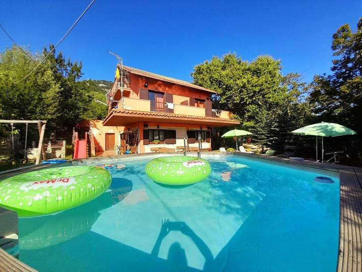 Gîte pour 4 personnes, avec Balcon et Terrasse ainsi que Jardin et Piscine à Montebello di Bertona