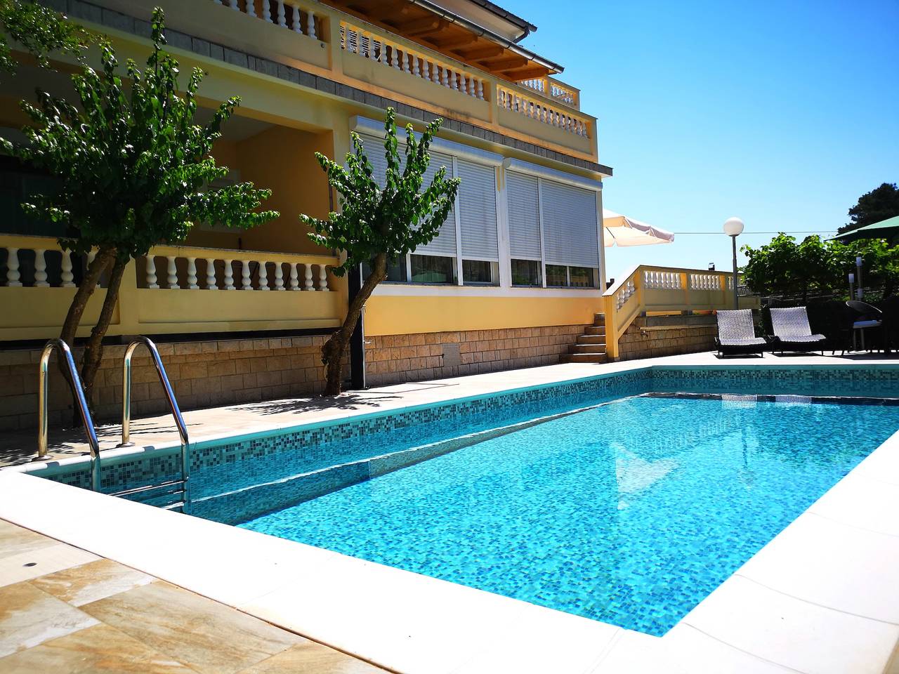 Ganze Wohnung, 2-Zimmer-Ferienwohnung mit Terrasse Banjol, Rab A-11382-b in Banjol, Rab