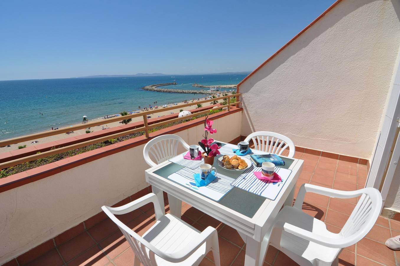 Entire apartment, Vacation rental in Rosas/Roses, Costa Brava: 2-bedroom apartment on the beachfront, with sea views and community pool. in Santa Margarida, Roses