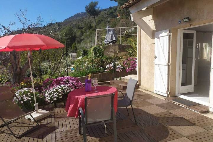 Gîte pour 2 personnes, avec jardin et terrasse dans les Alpes maritimes