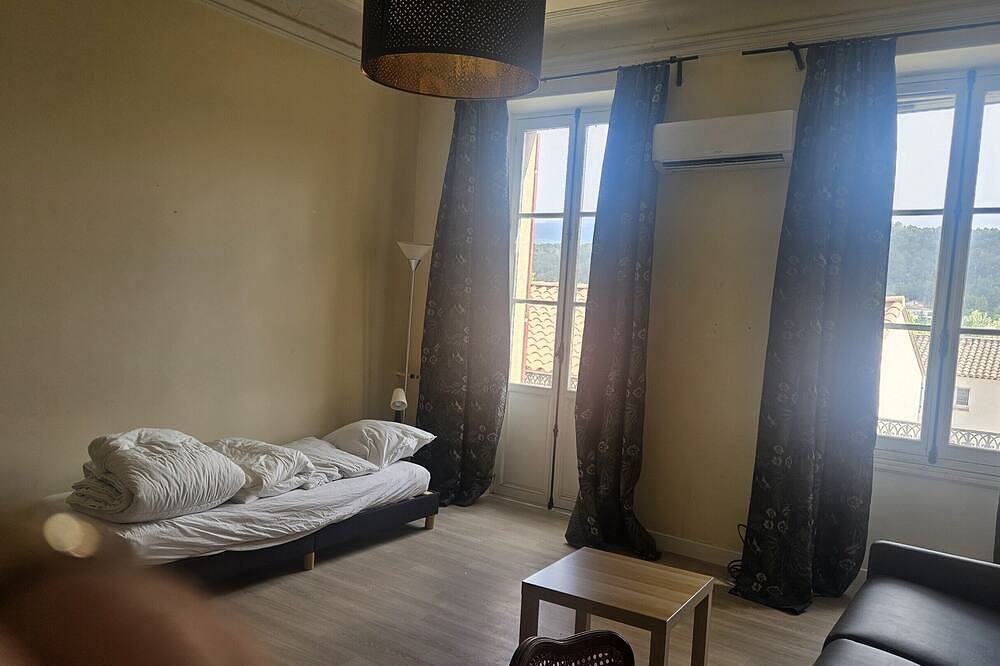 Entire apartment, Apartment-Apartment-Ensuite with bath and shower-Countryside view in Gardanne, Mediterranean Coast (France)