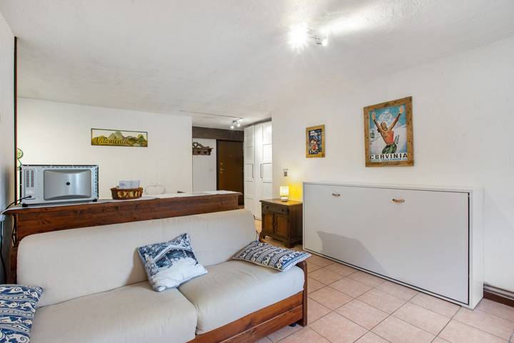 Entire studio, Studio Apartment 'Monolocale A Valtournenche' with Mountain View, Shared Garden and Wi-Fi in Breuil-Cervinia, Valtournenche