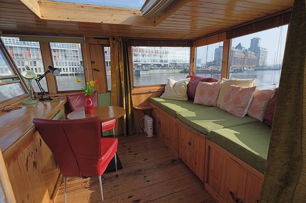 Cozy and romantic apartment in captain's steering cabin in Amsterdam West, Dutch Coast
