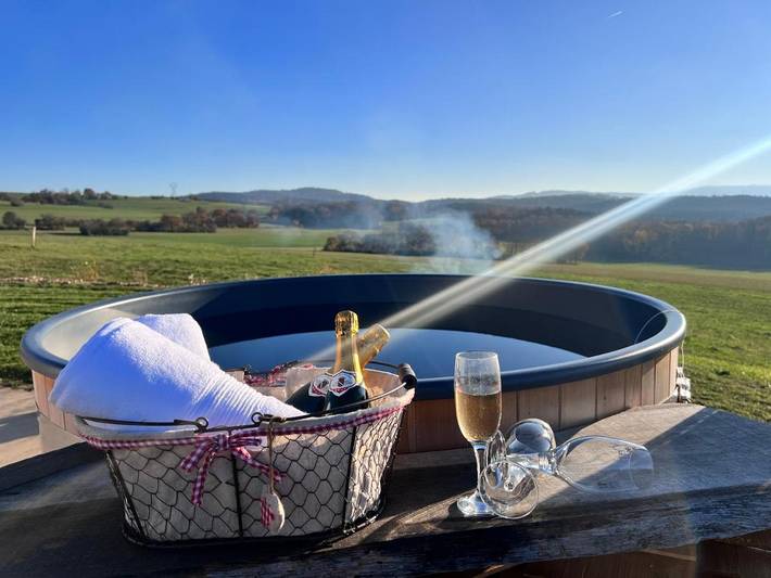 Location de vacances pour 13 personnes, avec Balcon et Jacuzzi ainsi que Terrasse et Jardin à Lavans-Vuillafans