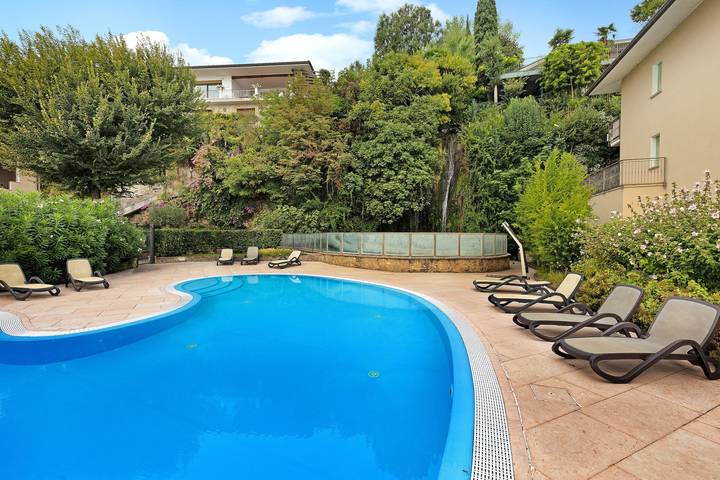 Ganze Wohnung, Luxuriöse Ferienwohnung mit Seeblick, gemeinschaftlich genutztem Pool & Wlan in Manerba del Garda, Gardasee-Berge