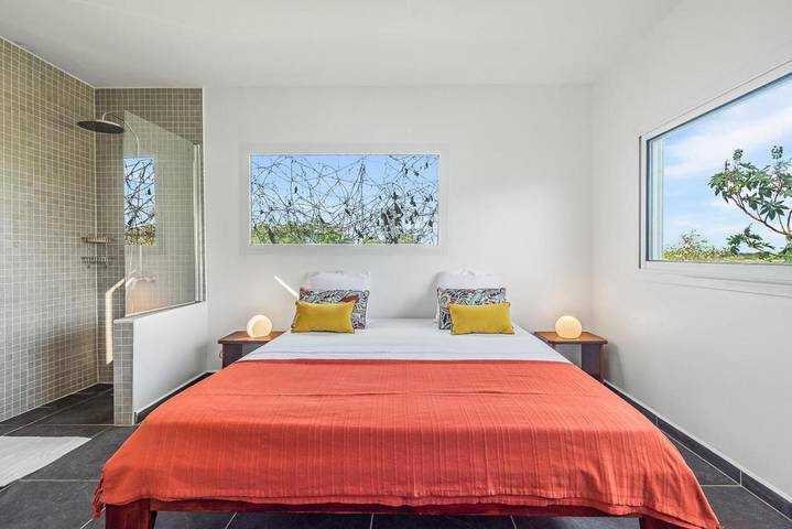 Gîte pour 4 personnes, avec jacuzzi ainsi que piscine et jardin, adapté aux familles à Petit-Canal - 2