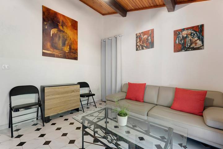 Casa rural '48 M² Gite Proche De Nîmes' con terraza privada, Wi-Fi y aire acondicionado in Region de Nimes