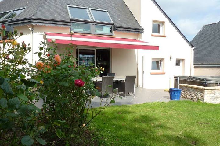 Location de vacances pour 4 personnes, avec Jacuzzi et Terrasse ainsi que Jardin et Piscine à Pabu