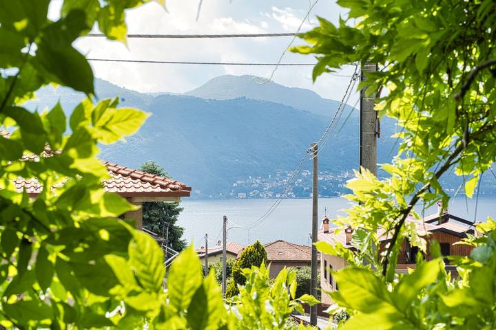 Appartamento per 5 persone, con panorama e vista lago nonché giardino e balcone a Lierna