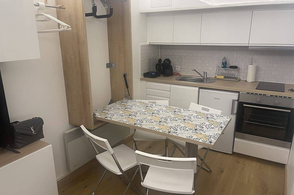 Entire apartment, Great sea view studio in Deauville, Lisieux region