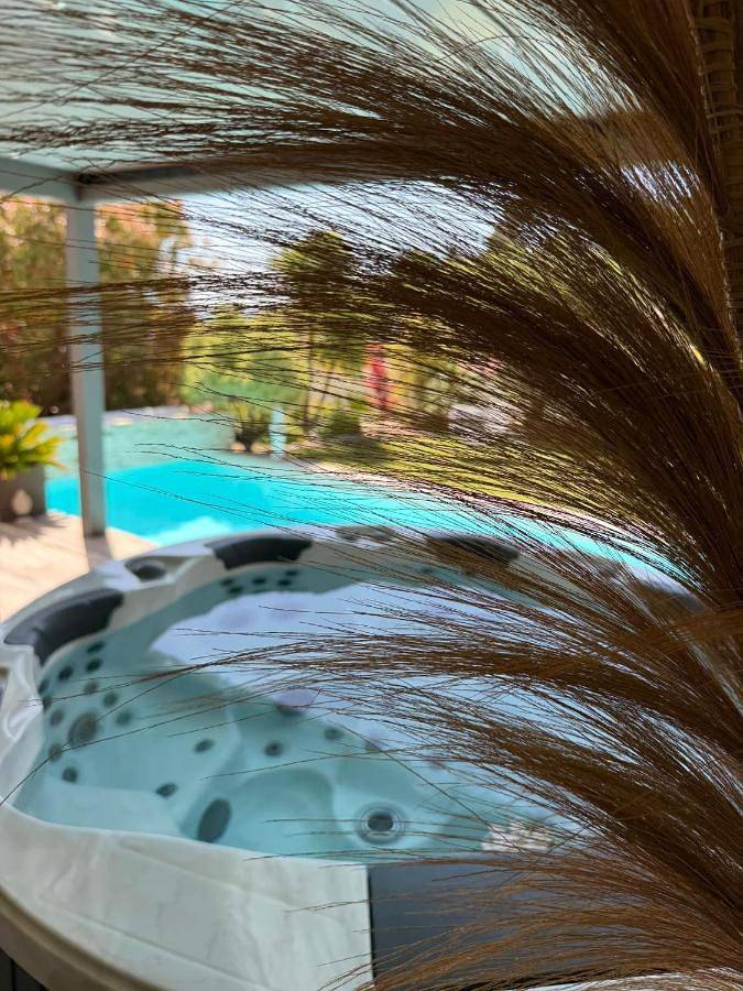 Chambre d’hôte pour 4 personnes, avec Jacuzzi et Terrasse ainsi que Jardin et Piscine à Villeneuve