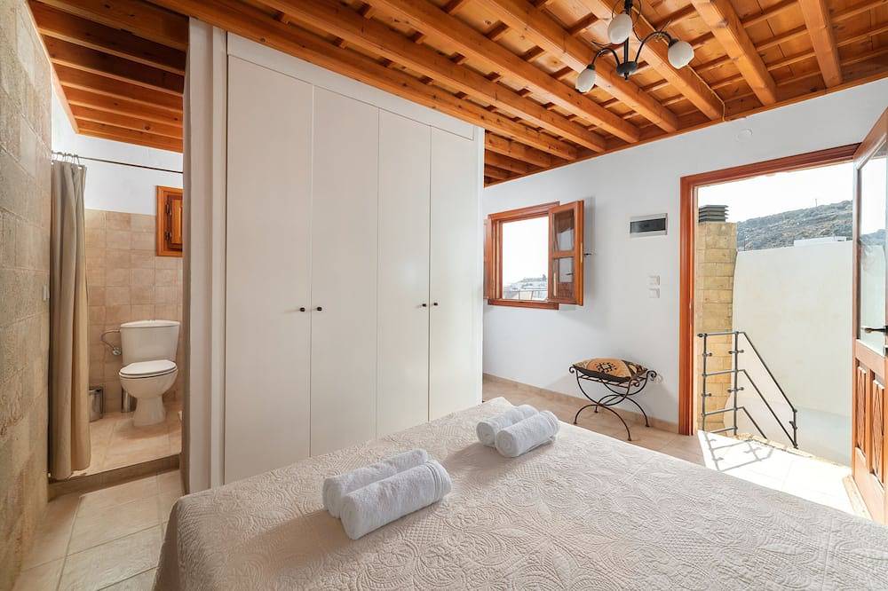 Villa Valasia, Lindos ,3 Bedroom Villa with Roof Terrace, Acropolis and Seaview in Lindos, Rhodes