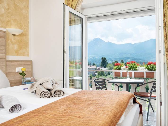 Hotel, mit Balkon und Terrasse sowie Seeblick