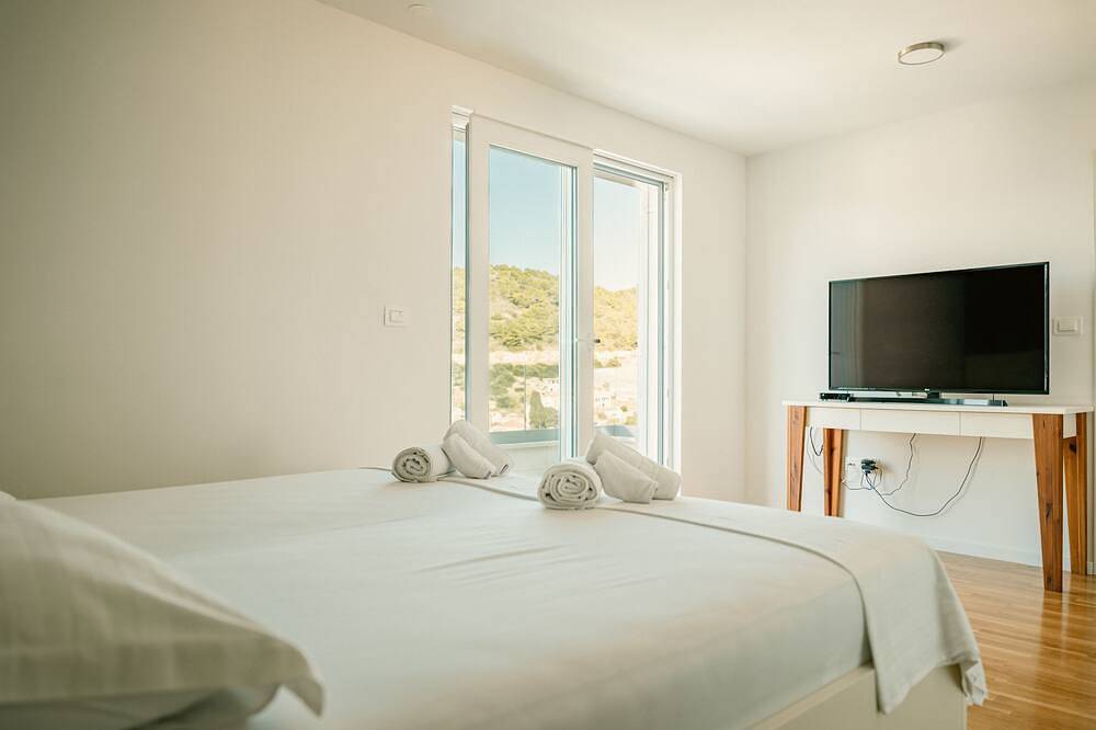 Villa Topaz – Panoramic Sea View with Private Heated Pool in Vis Town, Vis (Dalmatia)