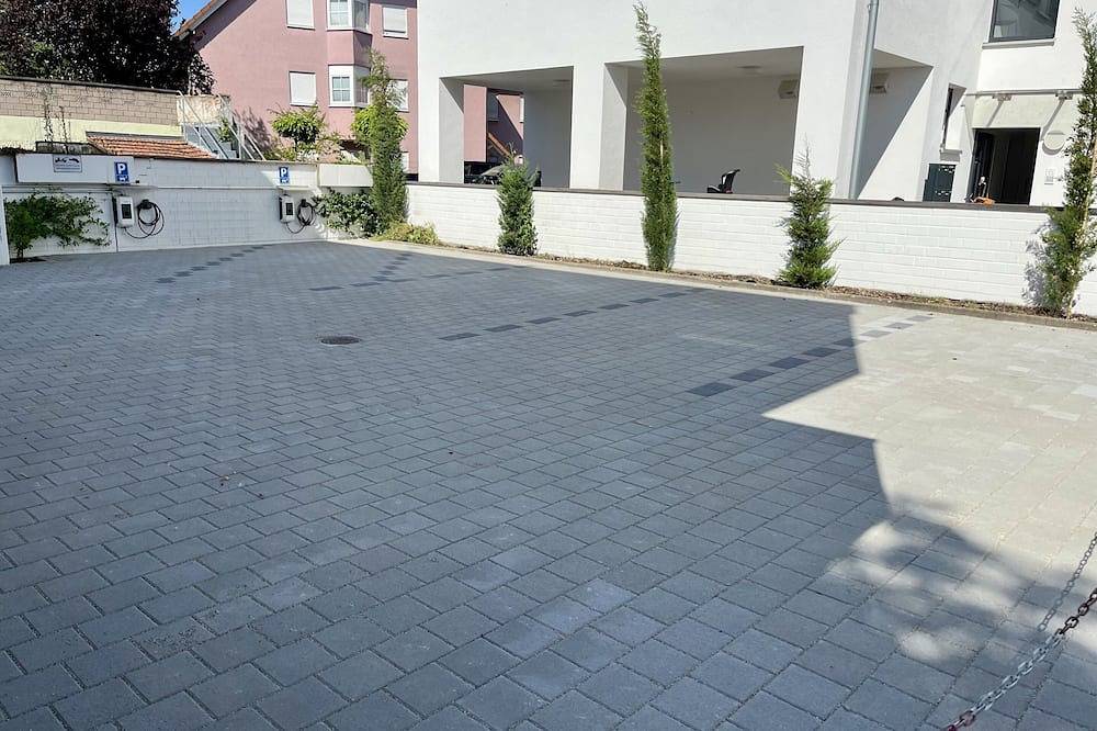 Entire apartment, Apartment with 2 bathrooms / Smart Tv in Rheinstetten, Rhine Plain