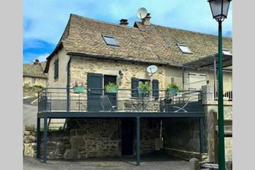 Gîte pour 5 personnes, avec vue et terrasse dans Les Salces
