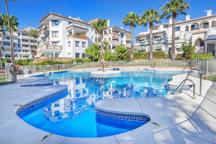 Penthouse in Calahonda Park with Outdoor Pool, Garden, Terrace, A/C & Wi-Fi in Urbanizacion Calahonda, Mijas