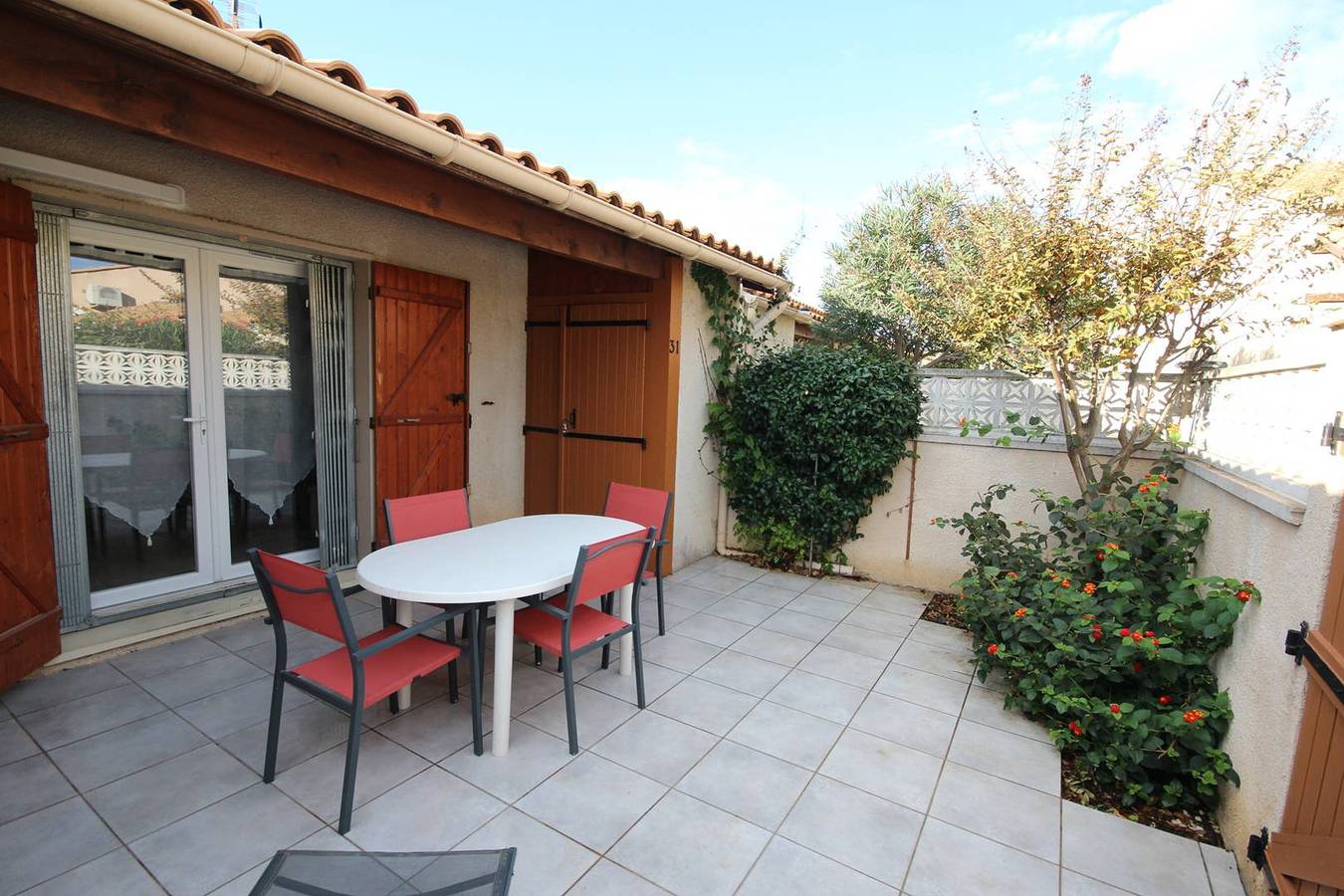 Apartamento vacacional entero, Corner villa located in a secured residence with pool, for 5 persons, airco in the kitchen, at only 400m from the beach in Portiragnes Plage, Portiragnes