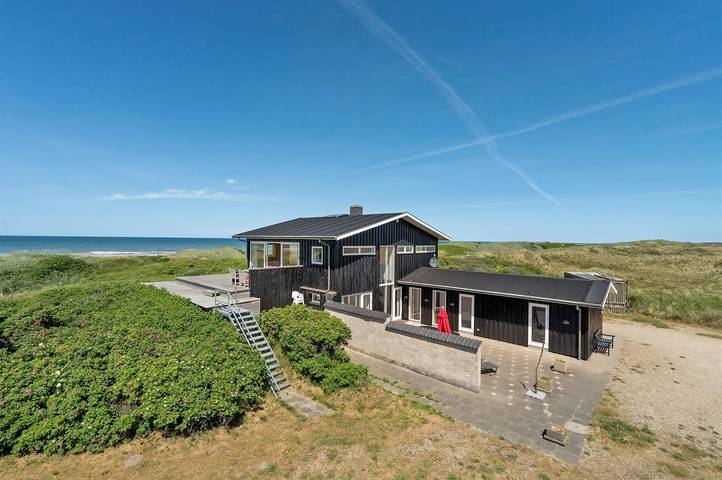 Ferieudlejning for 8 personer, med terrasse i Rødhus