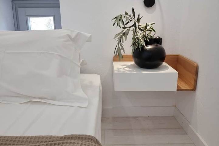 Steingebautes Suite mit privatem kleinem Pool in Sporaden