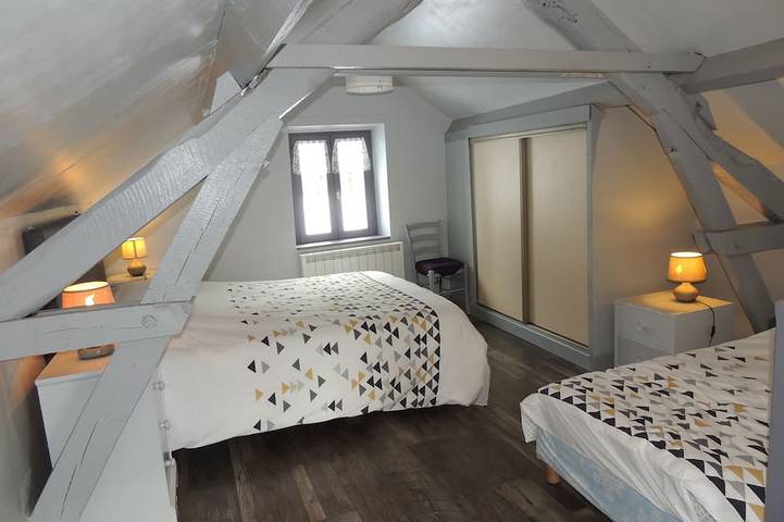 Typisches Steinlandhaus der Combrailles in der Auvergne, in grüner Landschaft in Gouttières, Puy-de-Dôme