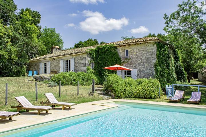 Gîte pour 18 personnes, avec balcon ainsi que piscine et jardin