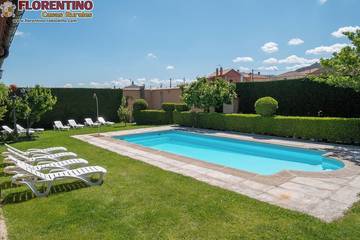 Casa rural para 14 personas, con jardín además de jacuzzi y piscina en Solosancho